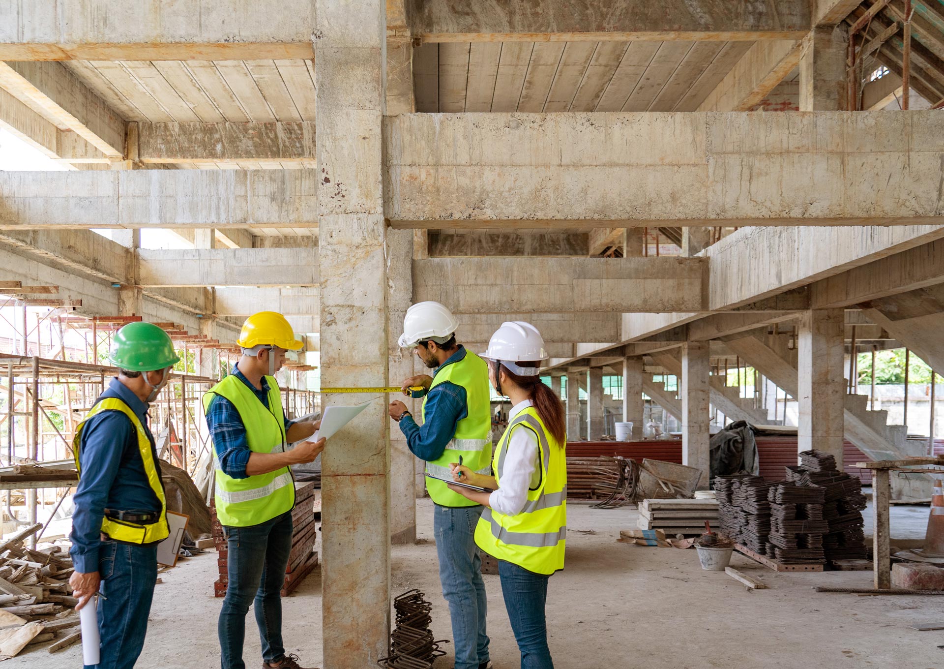 Professionnels en gilet et casque sur un chantier.